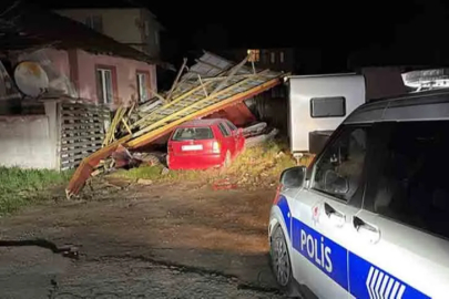 Rüzgar Çatıları Uçurdu: Araçlar Hasar Gördü