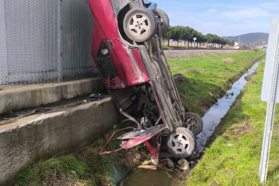 Kontrolden çıkan araç duvarda asılı kaldı!