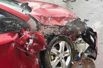 Otomobil ve Traktör Çarpıştı!