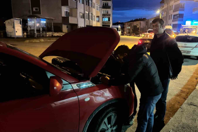 Alaplı'da otomobil motoruna sıkışan kedi kurtarıldı!