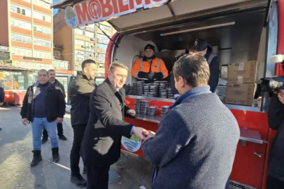 Tahsin Erdem, Ramazanın ilk gününde vatandaşlara hurma dağıttı