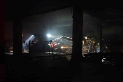 Sahur vakti çıkan yangında tekstil fabrikası alevlere teslim oldu!