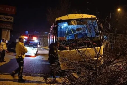 MEYDANA GELEN KAZADA OTOBÜS ŞOFÖRÜ YARALANDI