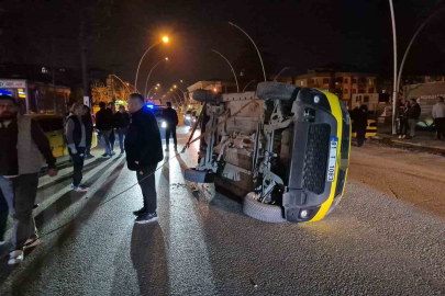 Sıkışan trafikte kontrolden çıkan taksi yan yattı!