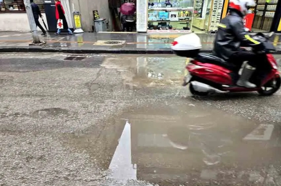 Logarlar tıkandı yollar su içinde kaldı