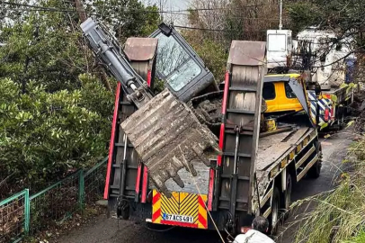 Tırdan düşen kepçe trafiği kilitledi!