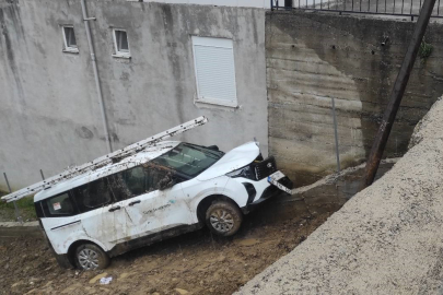 Yoldan çıkan otomobil tarlaya girdi!