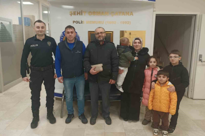 Bulduğu para dolu çantayı polise teslim etti ....