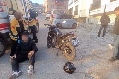 Kamyonetle motosiklet çarpıştı!