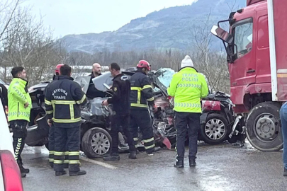 Kamyon otomobile çarptı; Polis memuru yaralandı!
