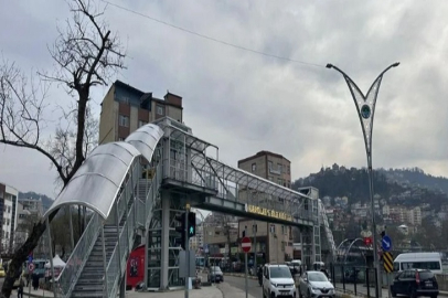 Karayolları umursamıyor mu: Üst geçitlerin biri yarım diğeri hiç yok!