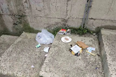 Zonguldak’ta okul çevresine atılan çöpler tepkilere yol açtı!