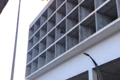 İnşaata çıkarak yaşamına son vermek istedi!