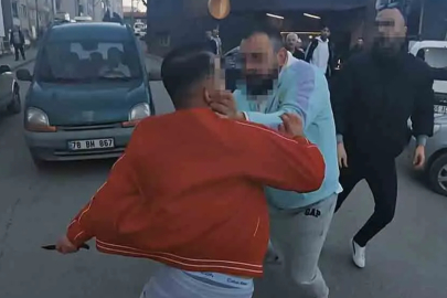 Yol verme kavgasında bıçak çekti