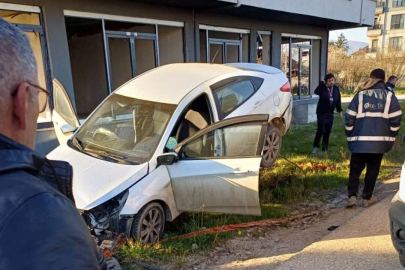 KONTROLDEN ÇIKAN OTOMOBİL KAYAYA ÇARPTI!