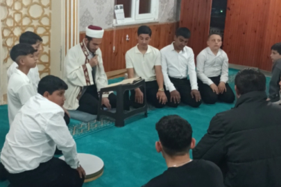 Roman çocuklardan Kadir Gecesi'nde muhteşem ilahi performansı!