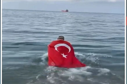 Çanakkale şehitleri için buz gibi denize girdi