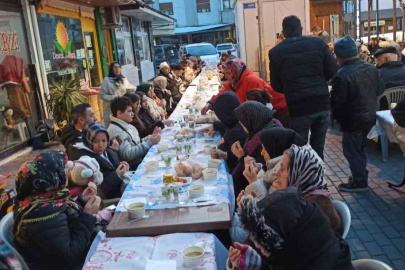 Sokak iftarında esnaf ve vatandaşlar bir araya geldi