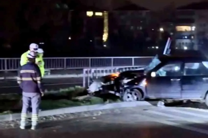 Araç demir korkuluklara saplandı: 2 yaralı