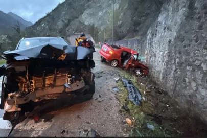 Tünelde araçlar kafa kafaya çarpıştı!