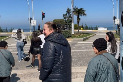 Bebekli anne yaya ışığına isyan etti!