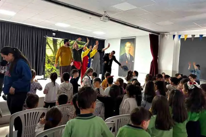 Dünya Tiyatro Günü’nde Miniklere “Çizmeli Kedi” Sürprizi