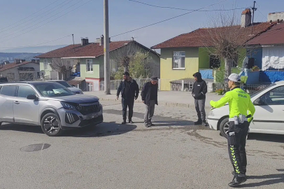 İki Otomobil Çarpıştı: 3 Kişi Yaralandı!