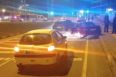 Zincirleme kazada 3 araç birbirine girdi!