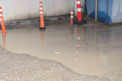 Yol gölete döndü!