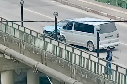 Köprüde kafa kafaya çarpıştılar!