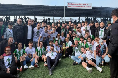 Şampiyon Kozlu Belediyespor kupayı kaldırdı!