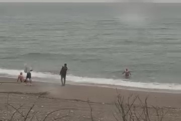Yağmura ve soğuk havaya rağmen denize girdiler!