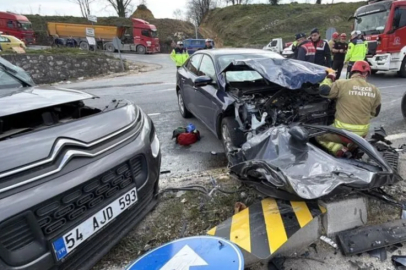 Araçlarda sıkışan sürücüleri itfaiye kurtardı!