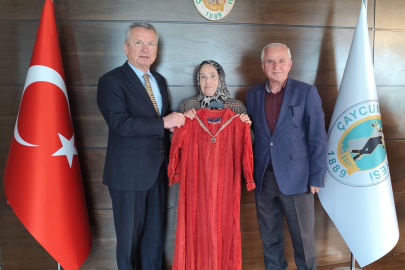 Çaycuma’da 80 yıllık tarihi elbise belediyeye bağışlandı