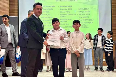 Hayrat Vakfı’ndan anlamlı program; Öğrencilere ödülleri verildi