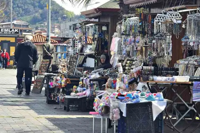 Havaların ısınmasıyla sahilde tezgahlar canlandı