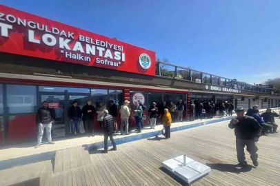 Ucuz yemek için kuyruğa girdiler!