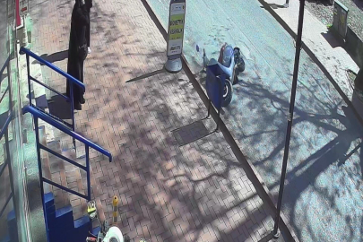 Motosikletli yayadan kaçarken kaza yaptı!