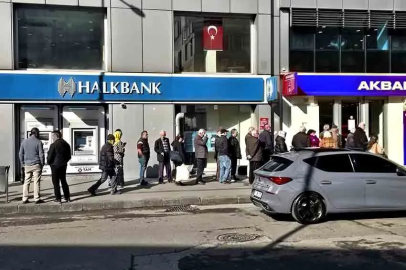 Zonguldak’ta emekliler banka önlerinde kuyruk oluşturdu