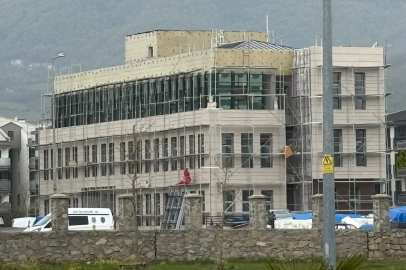 İnşaat işçisi 2,5 metre yükseklikten düştü!