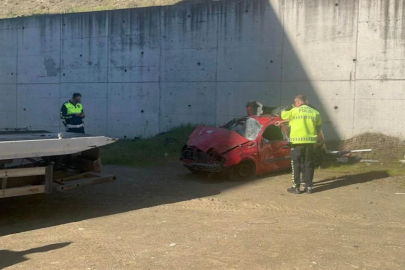 Virajı alamayan otomobil bahçeye uçtu!