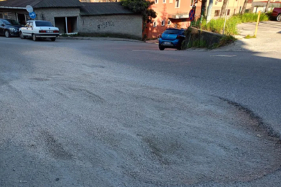 Anayola dökülen mıcır yola saçıldı motosikletler kaza yaptı!