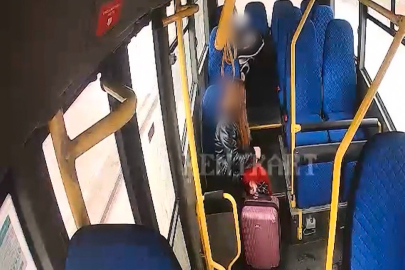 Otobüsü ambulansa çevirdi, bayılan öğrenciyi hastaneye taşıdı!