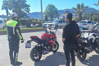 Ereğli'de Motosiklet otomobile çarptı: Sürücü yaralandı