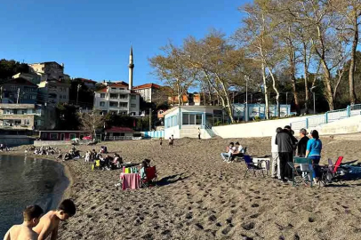 Sıcak havanın tadını sahilde değerlendirdiler!