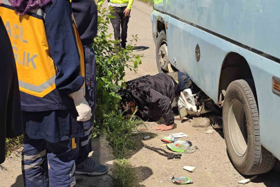 Motosiklet minibüsün altında kaldı: Sürücü ağır yaralandı