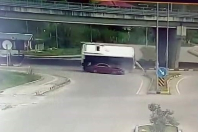 Bartın'da dehşet anları: Otobüs otomobilin üstüne devrildi, 44 yaralı!