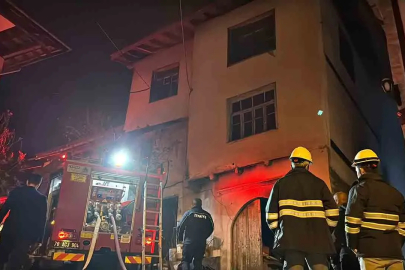 Ev Yangınında İtfaiye Eri Yaralandı, Ev Sahibi Fenalaştı