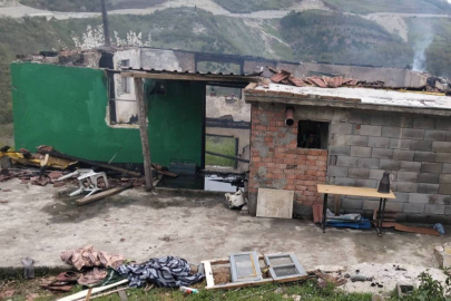 Sobadan çıkan yangın yaşlı çiftin evini küle çevirdi