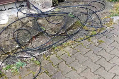 Kablolar yerde kaldı: Köyde iletişim koptu